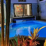Margrit, Escapade En Bord De Et Detente Dans La Piscine Chauffee カレー