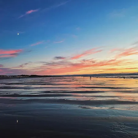 Margrit, Escapade En Bord De Et Détente Dans La Piscine Chauffée