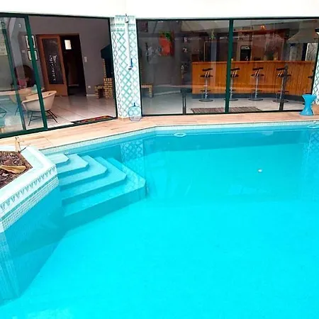 Margrit, Escapade En Bord De Et Detente Dans La Piscine Chauffee
