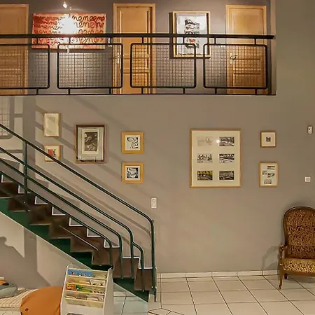 Margrit, Escapade En Bord De Et Détente Dans La Piscine Chauffée