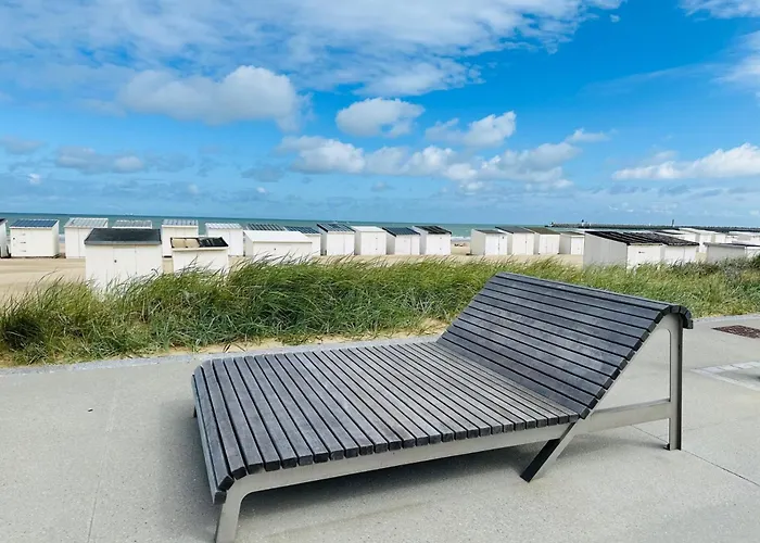 Margrit, Escapade En Bord De Et Détente Dans La Piscine Chauffée