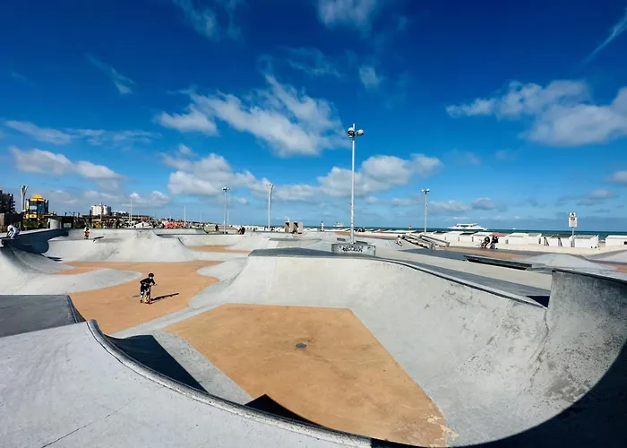Margrit, Escapade En Bord De Et Détente Dans La Piscine Chauffée